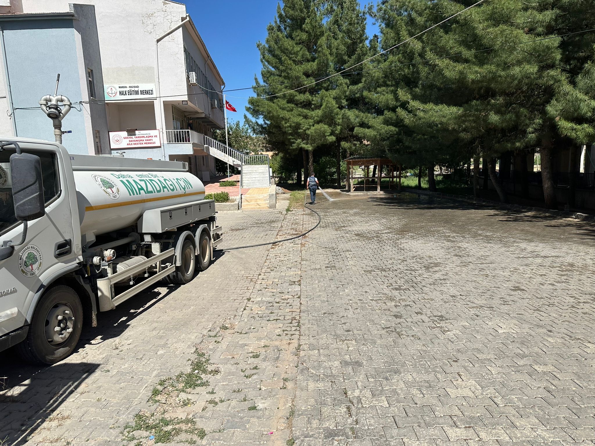 Kırsal Mahallelerde Gübrelere Temizlik, Kurum Bahçelerine Tazyikli Su ile Bakım Yapıldı